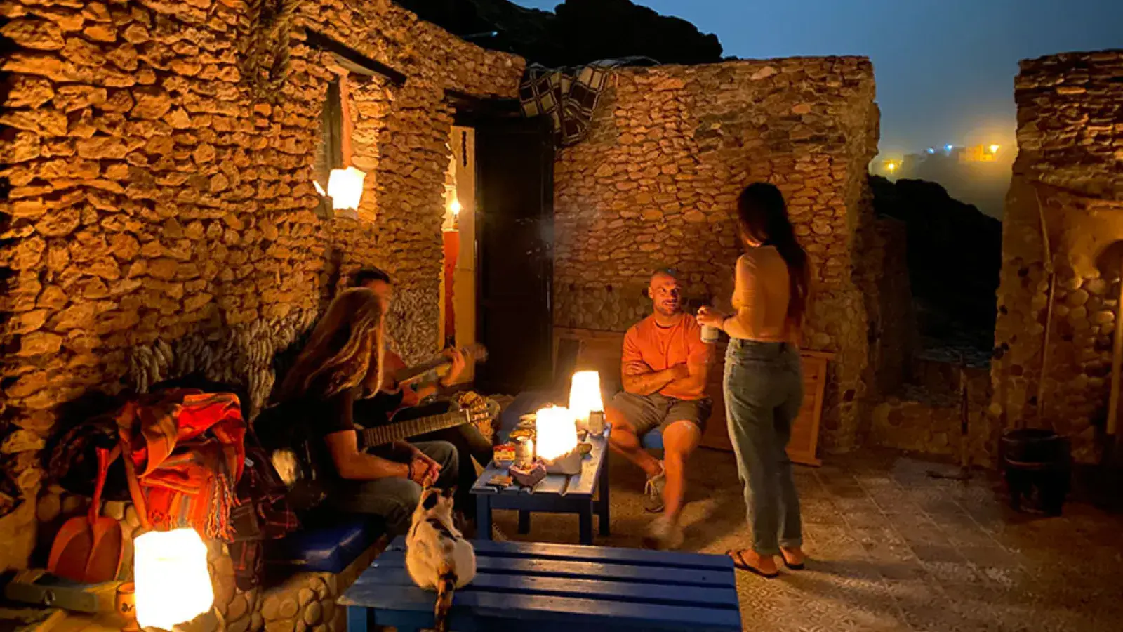 La côte au sud d’Agadir au lever du jour, une plage déserte sous la lumière basse