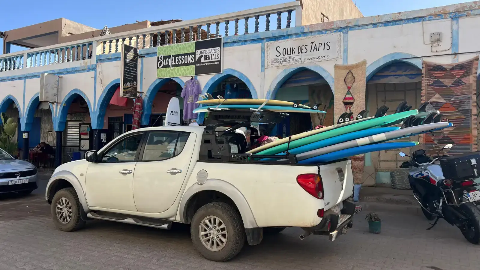 La route côtière au sud d’Agadir longeant l’océan vers Mirleft