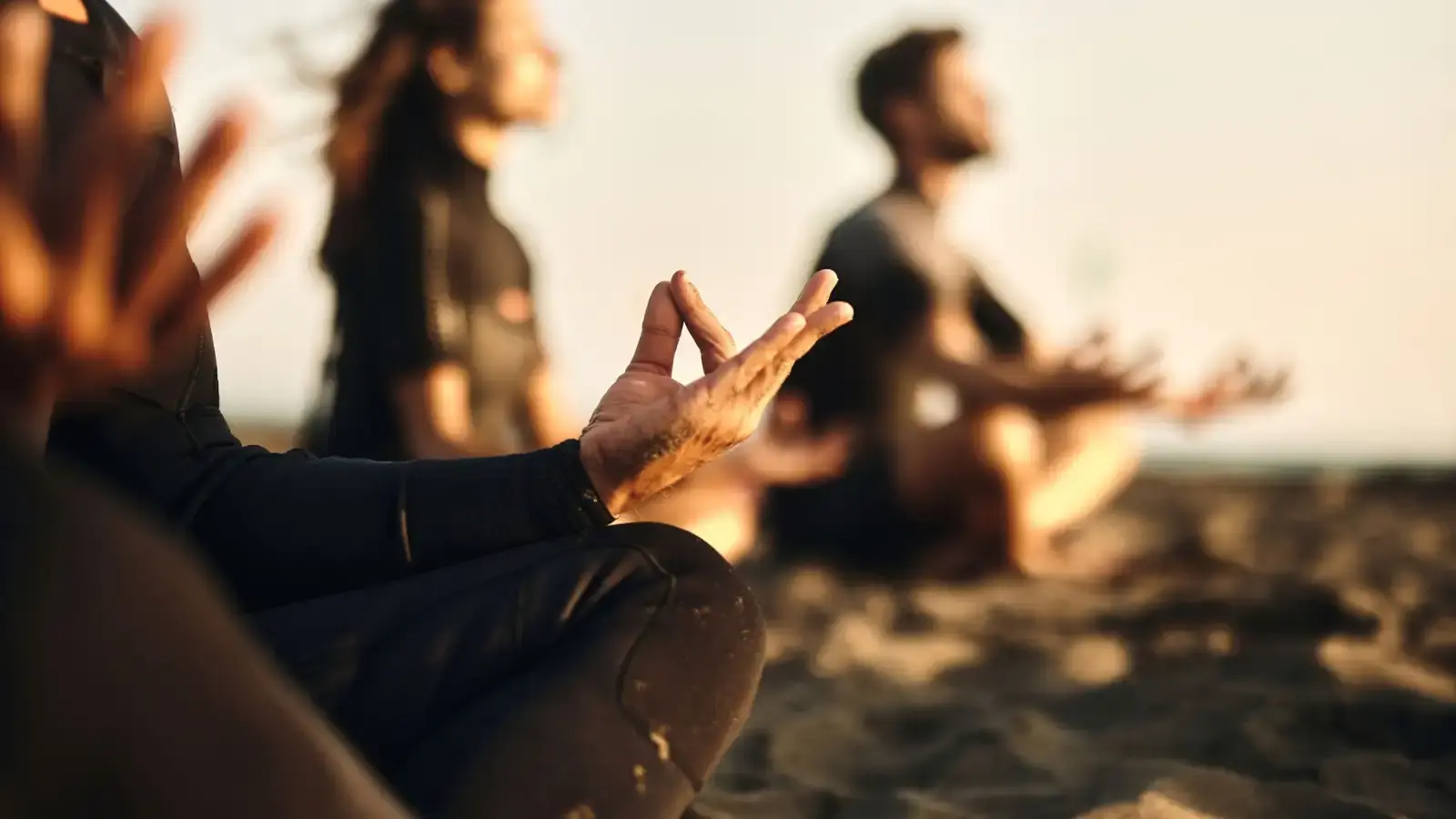 Une séance de yoga à Mirleft, après le surf
