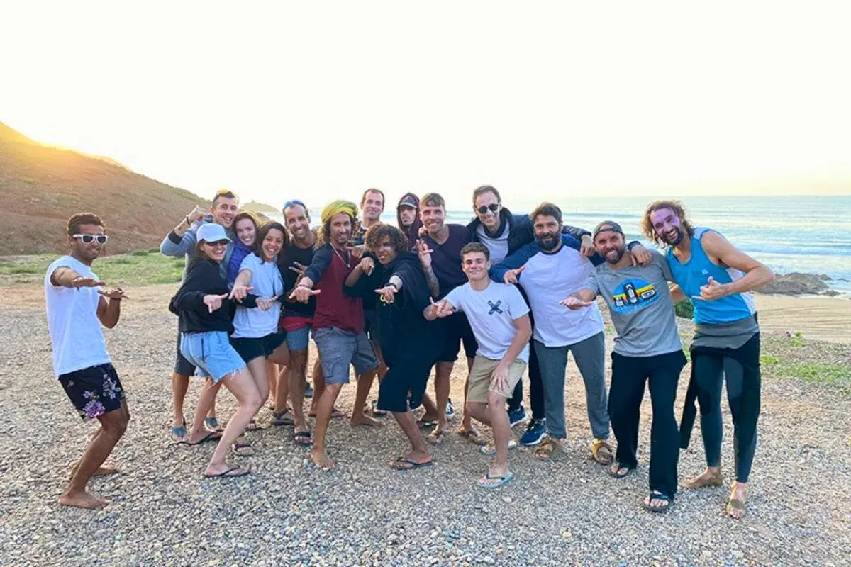 le cours de surf sur le sable, face aux vagues