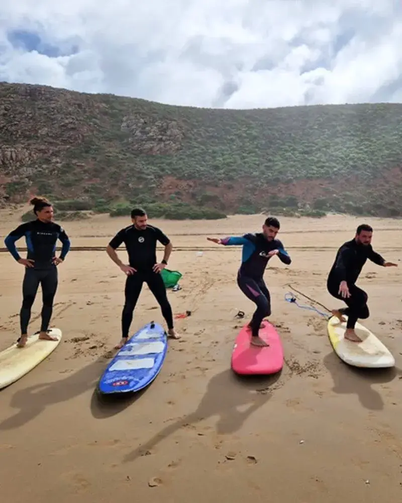 Surfcamp à Mirleft — le sentier des falaises à la fin du séjour, lumière longue.