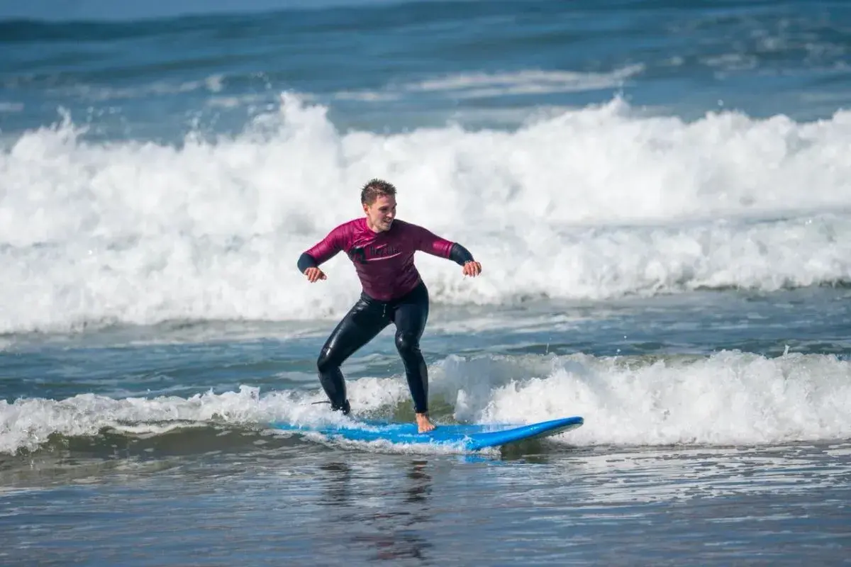 la montée de la dune, planche à la main