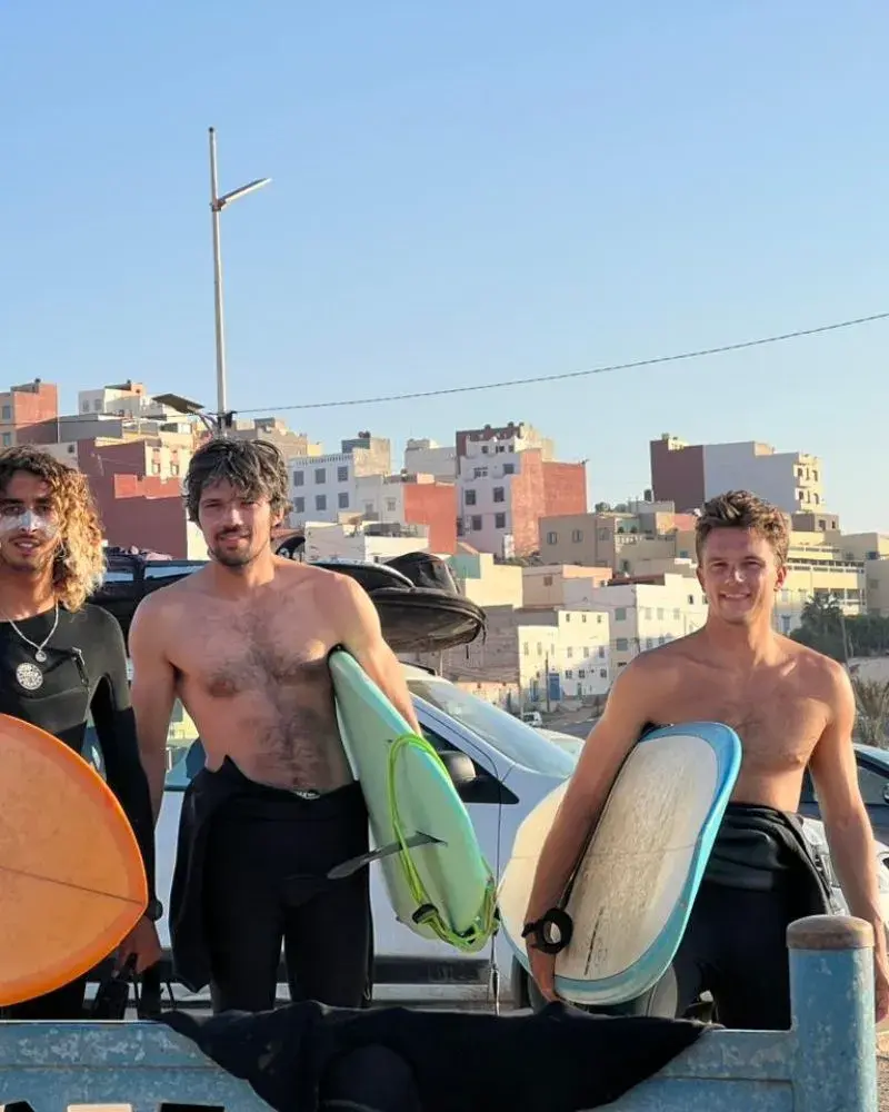 la petite bande de surfeurs, sur la plage