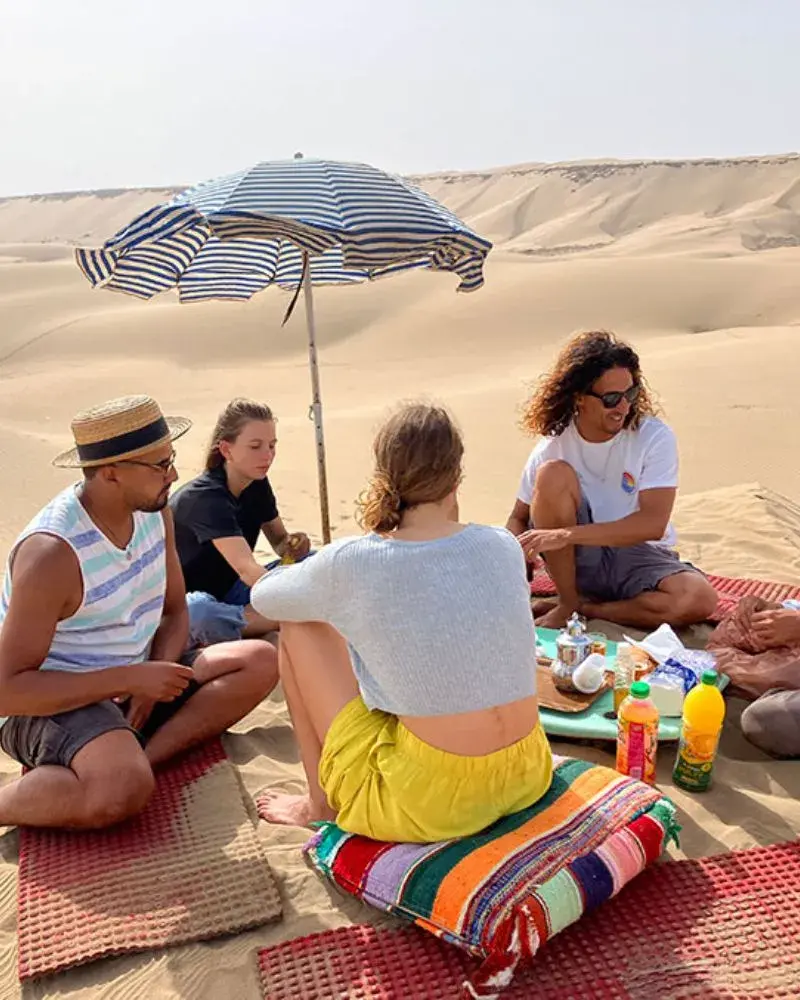 le groupe au sommet de la dune, dans le désert