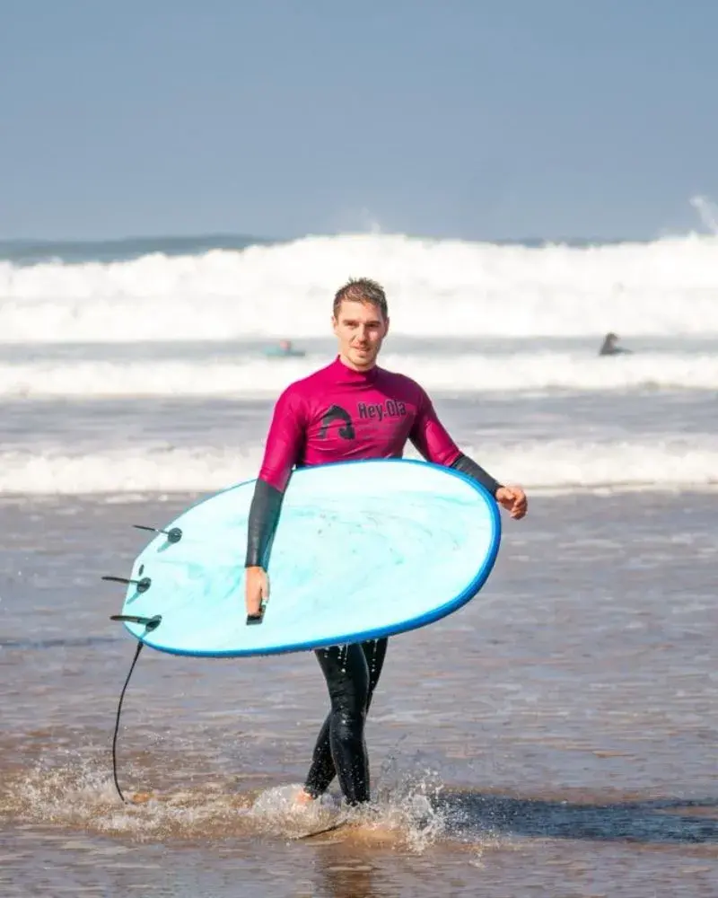 Surfcamp à Mirleft — la cour et les premières lampes avant le dîner.