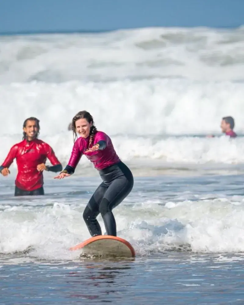 Surfcamp à Mirleft — la table commune au troisième matin, lumière chaude avant le petit-déjeuner.